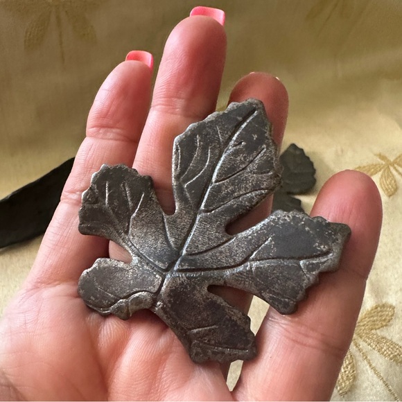 Set of 4 Hand Forged Primitive Farmhouse Rustic Iron Metal Leaves for Decor. - Picture 10 of 12